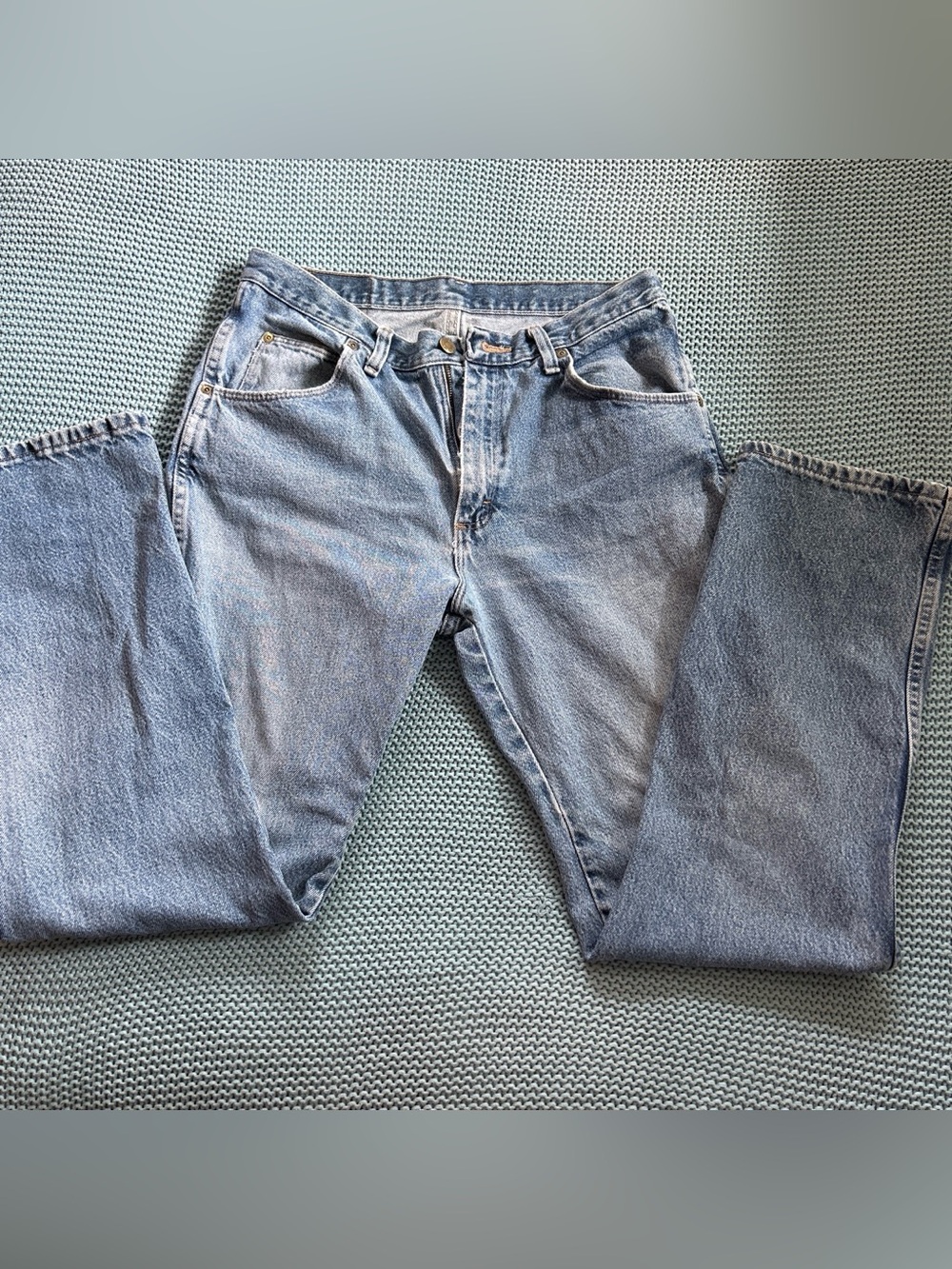 Wrangler denim blue jeans with a regular relaxed fit